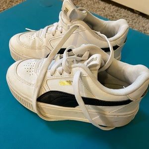 white and black sneakers puma shoes excellent condition running gym shoes